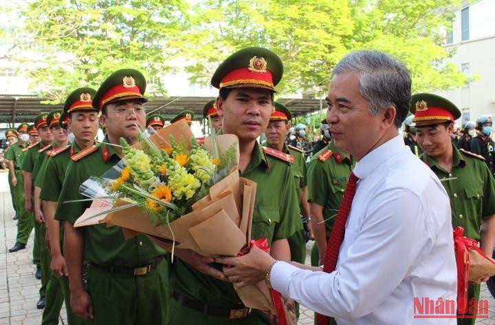 Lãnh đạo thành phố tặng hoa động viên các lực lượng trước giờ ra quân.