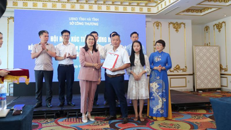 Đại diện siêu thị GO!, Big C (bên trái) trao Thỏa thuận hợp tác với Hợp tác xã của Hà Tĩnh tại sự kiện. Đại diện siêu thị GO!, Big C (bên trái) trao Thỏa thuận hợp tác với Hợp tác xã của Hà Tĩnh tại sự kiện.