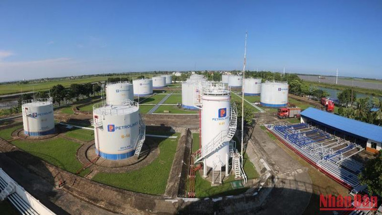 Kho xăng dầu của Công ty Xăng dầu Nghệ An tại thành phố Vinh có sức chứa là 58.500 m3 luôn bảo đảm nguồn hàng.