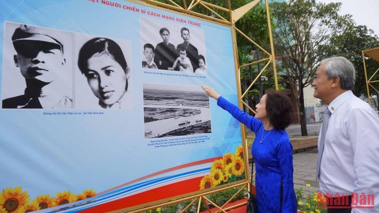 Bà Phan Hiếu Dân (áo xanh), con gái cố Thủ tướng Võ Văn Kiệt cũng tham dự triển lãm.