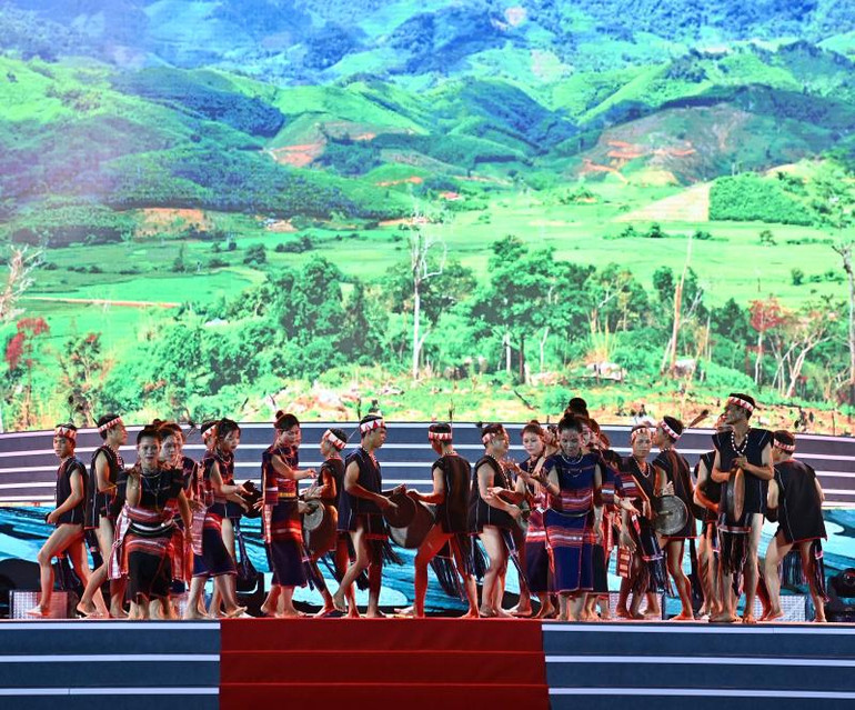 Tiết mục nghệ thuật cồng chiêng Tây Nguyên.