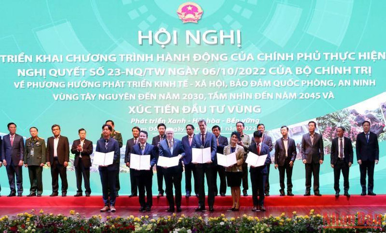 Thủ tướng Phạm Minh Chính và lãnh đạo bộ ngành, địa phương chứng kiến lễ trao biên bản ghi nhớ và hợp tác giữa Bộ Kế hoạch và Đầu tư với các đối tác quan tâm đầu tư vùng Tây Nguyên. Thủ tướng Phạm Minh Chính và lãnh đạo bộ ngành, địa phương chứng kiến lễ trao biên bản ghi nhớ và hợp tác giữa Bộ Kế hoạch và Đầu tư với các đối tác quan tâm đầu tư vùng Tây Nguyên.