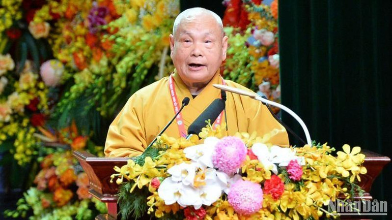 Hòa thượng Thích Thiện Nhơn, Chủ tịch Hội đồng trị sự Giáo hội Phật giáo Việt Nam đọc báo cáo Tổng kết công tác nhiệm kỳ 2017-2022 và Chương trình hoạt động Phật sự nhiệm kỳ IX (2022-2027) của Giáo hội.