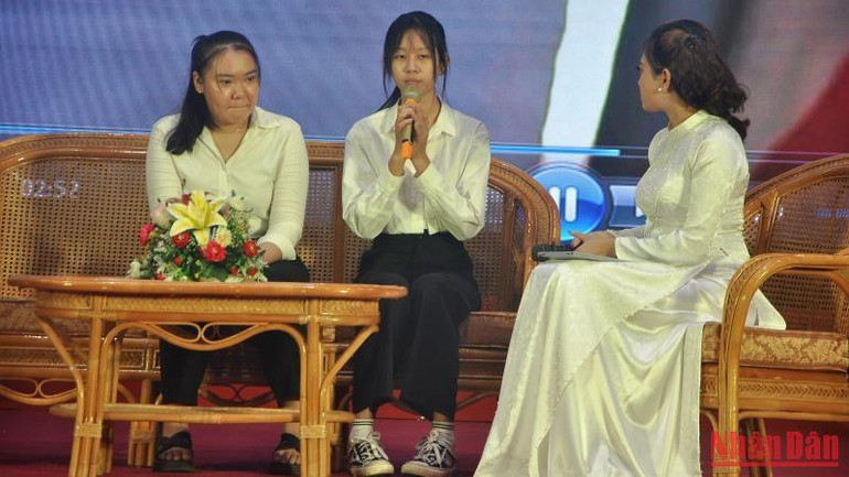 Giao lưu với các tân sinh viên có hoàn cảnh đặc biệt khó khăn.