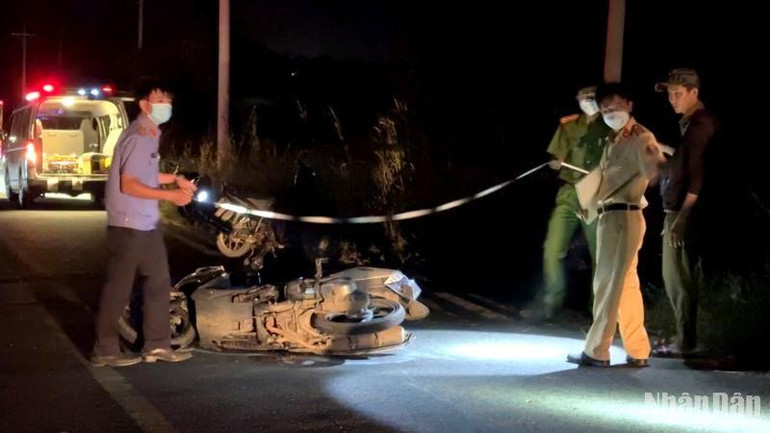 Các lực lượng chức năng huyện Hàm Thuận Nam tiến hành khám nghiệm hiện trường điều tra vụ tai nạn.