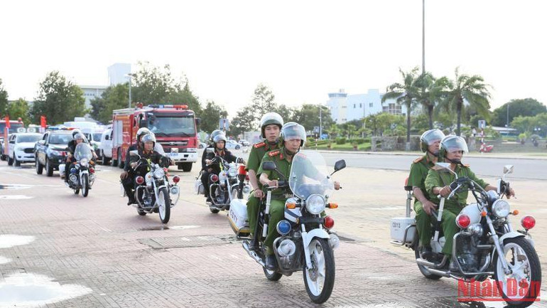 Công an tỉnh Ninh Thuận tổ chức diễu hành biểu dương lực lượng tấn công, trấn áp tội phạm sau buổi lễ.