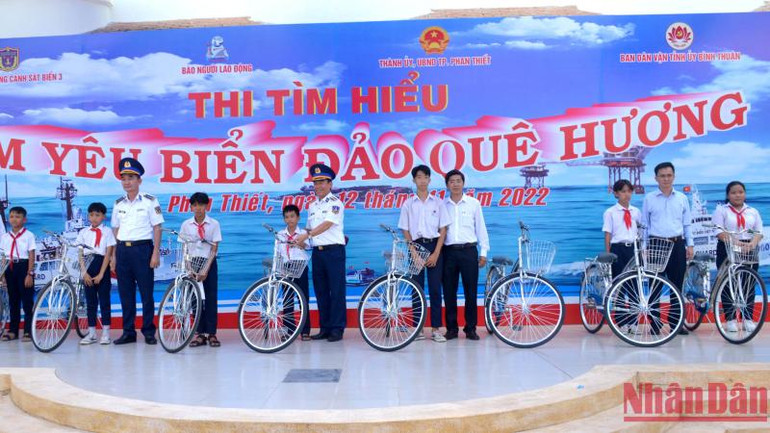Bộ Tư lệnh Vùng Cảnh sát biển 3 tặng 20 xe đạp cho học sinh nghèo vượt khó học giỏi.