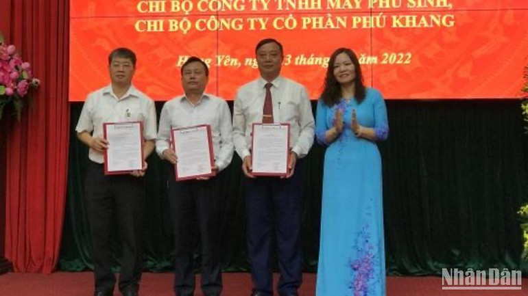 Bí thư Đảng ủy Khối Cơ quan-doanh nghiệp tỉnh Hưng Yên, Đỗ Thị Hương trao quyết định thành lập chi bộ cho Bí thư Chi bộ Công ty cổ phần Kim Tín Hưng Yên, Chi bộ Công ty TNHH may Phú Sinh và Chi bộ Công ty cổ phần Phú Khang. Bí thư Đảng ủy Khối Cơ quan-doanh nghiệp tỉnh Hưng Yên, Đỗ Thị Hương trao quyết định thành lập chi bộ cho Bí thư Chi bộ Công ty cổ phần Kim Tín Hưng Yên, Chi bộ Công ty TNHH may Phú Sinh và Chi bộ Công ty cổ phần Phú Khang.