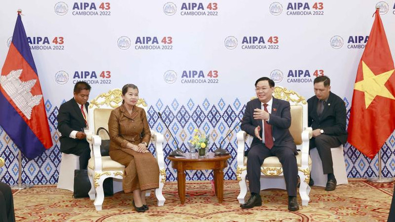 Chủ tịch Quốc hội Vương Đình Huệ tiếp bà Men Sam An, Phó Thủ tướng, Bộ trưởng Quan hệ Quốc hội, Thượng viện và Thanh tra Vương quốc Campuchia, Phó Chủ tịch Đảng Nhân dân Campuchia, Chủ tịch Hội Hữu nghị Campuchia-Việt Nam. (Ảnh: TTXVN)