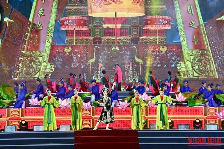 Trình diễn nghệ thuật hát văn.