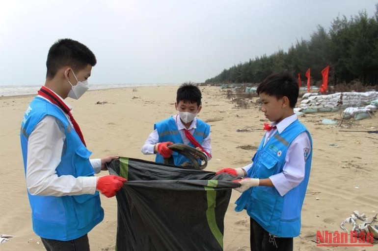 Học sinh ở xã Quảng Nham phân loại, thu gom rác thải cao su.