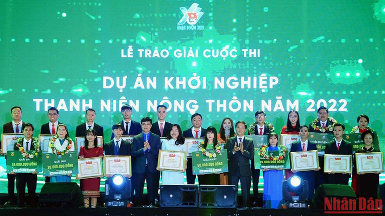 Trao thưởng cho các dự án đoạt giải vòng chung kết Cuộc thi Dự án khởi nghiệp Thanh niên nông thôn năm 2022.
