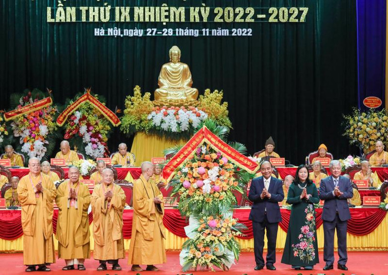 Chủ tịch nước Nguyễn Xuân Phúc tặng hoa chúc mừng Giáo hội Phật giáo Việt Nam.