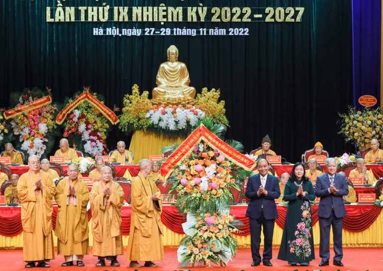 Chủ tịch nước Nguyễn Xuân Phúc tặng hoa chúc mừng Giáo hội Phật giáo Việt Nam.