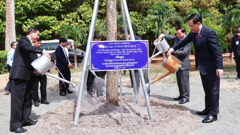 Chủ tịch Quốc hội Vương Đình Huệ và đại biểu trồng cây lưu niệm tại Nhà máy chế biến cao su Tân Biên. (Ảnh: Doãn Tấn/TTXVN)