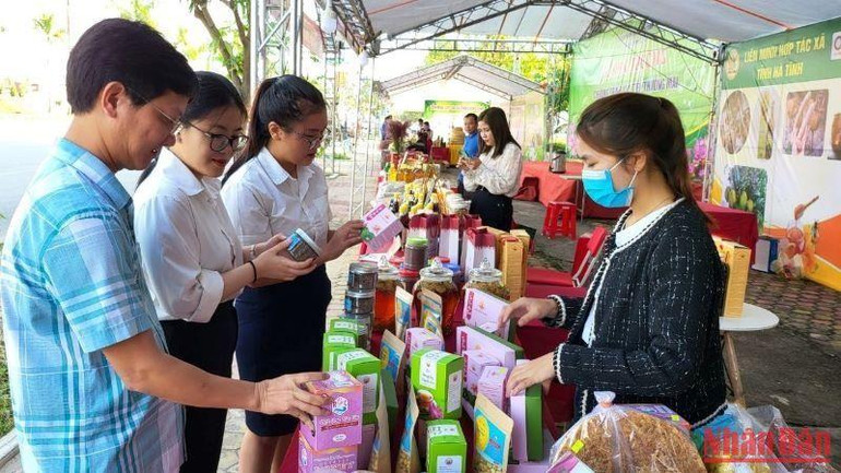 Các đại biểu tham gia gian hàng trưng bày sản phẩm OCOP.