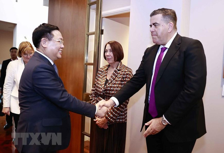 Chủ tịch Quốc hội Vương Đình Huệ với Chủ tịch Hạ viện Milton Dicks. (Ảnh: TTXVN)