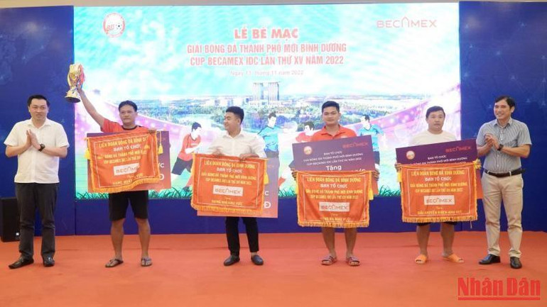 Ban Tổ chức trao thưởng cho các đội có thành tích cao trong vòng loại cụm khu vực của giải bóng đá.