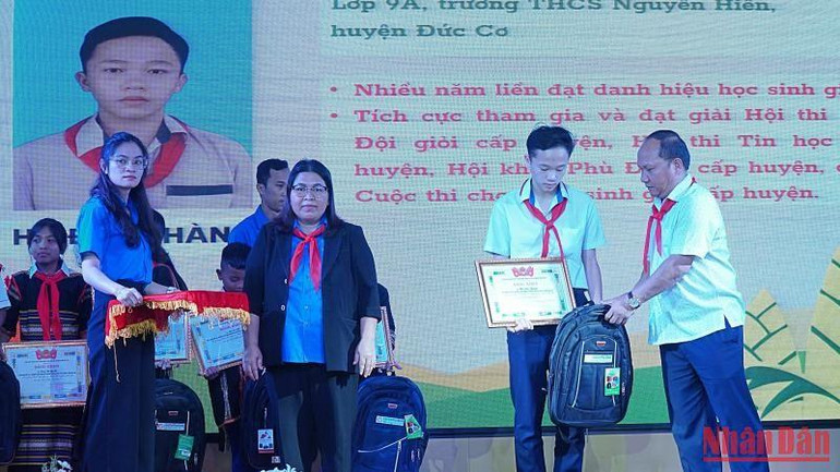 Phó Bí thư Tỉnh ủy Gia Lai Rơh Lan Chung trao quà cho em Hồ Đức Thành (học sinh lớp 9A, Trường THCS Nguyễn Hiền, huyện Đức Cơ).