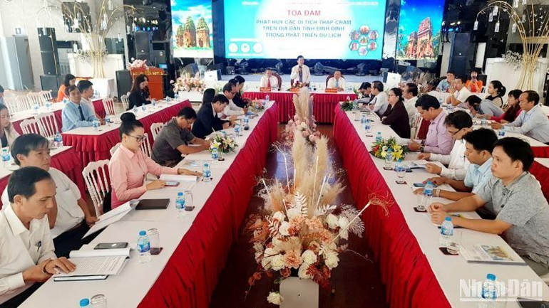 Quang cảnh Tọa đàm với chủ đề “Phát huy các di tích tháp Chăm trên địa bàn tỉnh trong phát triển du lịch”.