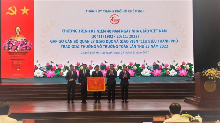 Sở Giáo dục và Đào tạo thành phố vinh dự được nhận Cờ Thi đua của Bộ Giáo dục và Đào tạo. Sở Giáo dục và Đào tạo thành phố vinh dự được nhận Cờ Thi đua của Bộ Giáo dục và Đào tạo.