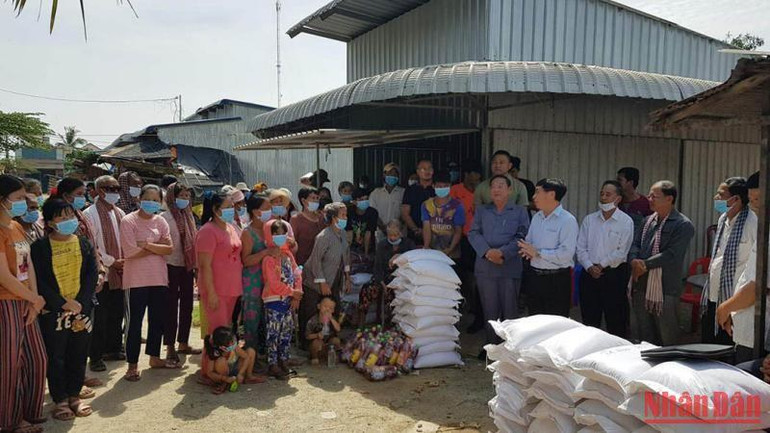Đại sứ quán Việt Nam cùng cán bộ hội phát quà cứu trợ cho bà con gốc Việt có hoàn cảnh đặc biệt khó khăn do ảnh hưởng của dịch Covid-19 và mưa lũ tại huyện Peam Chor, tỉnh Prey Veng, tháng 10/2020.