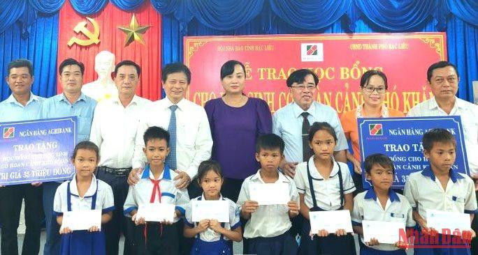 Đại diện Hội Nhà báo Việt Nam trao học bổng cho học sinh nghèo Bạc Liêu.