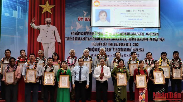 Lãnh đạo tỉnh Bình Phước khen thưởng cho các Chủ tịch Ủy ban Mặt trận Tổ quốc cấp xã điển hình.