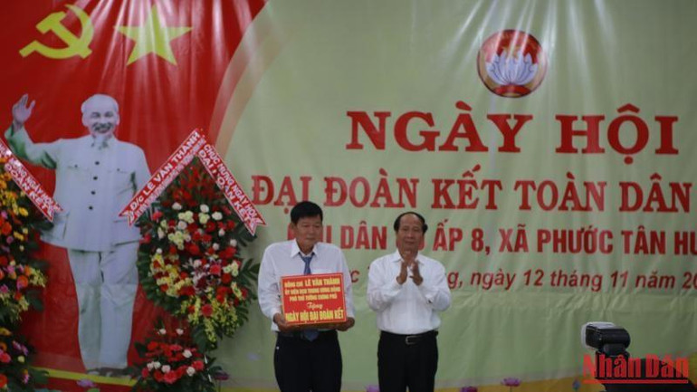 Phó Thủ tướng Lê Văn Thành trao 50 căn nhà Đại đoàn kết cho xã Phước Tân Hưng, huyện Châu Thành, tỉnh Long An.