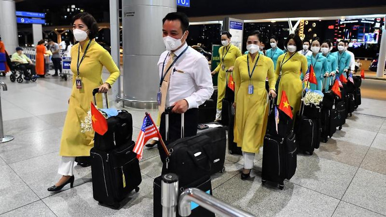 Sau 1 năm khai trương đường bay thẳng Việt-Mỹ, Vietnam Airlines đã đón nhận những kết quả tích cực. (Ảnh: Tổ bay chuyến bay đầu tiên VN98 ngày 28/11/2021)