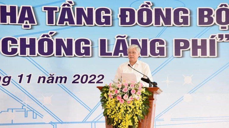 Đồng chí Đỗ Văn Chiến phát biểu hưởng ứng thi đua. (Ảnh: Trần Hải) Đồng chí Đỗ Văn Chiến phát biểu hưởng ứng thi đua. (Ảnh: Trần Hải)