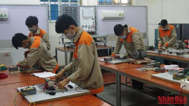 Dạy nghề ở Trường cao đẳng.