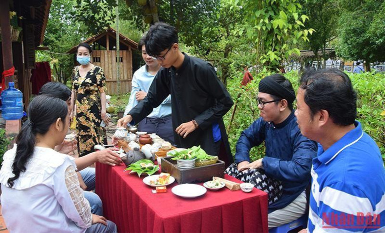 Hoạt động trà đạo tại Làng Hòa An xưa của Khu di tích Nguyễn Sinh sắc.