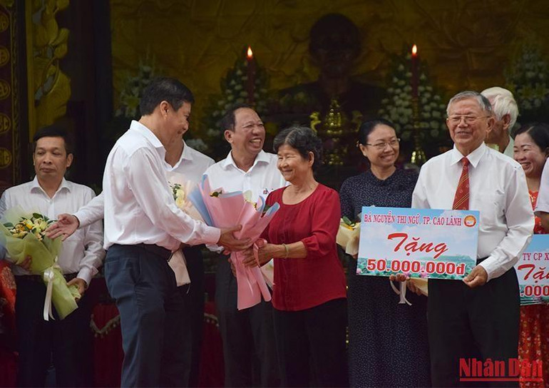 Các tổ chức, cá nhân trao bảng tượng trưng tiền ủng hộ Quỹ Khuyến học Nguyễn Sinh Sắc.