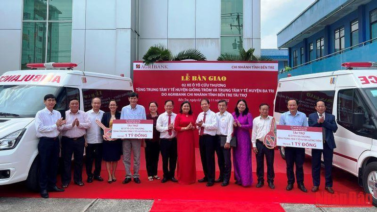 Agribank chi nhánh tỉnh Bến Tre bàn giao 2 xe cứu thương trong dịp khai trương Ngân hàng số.