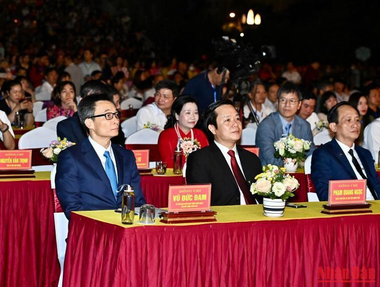 Phó Thủ tướng Vũ Đức Đam và các đại biểu dự Lễ khai mạc Festival.