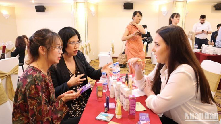 Đại diện doanh nghiệp hai nước tìm hiểu cơ hội hợp tác, kết nối giao thương. Đại diện doanh nghiệp hai nước tìm hiểu cơ hội hợp tác, kết nối giao thương.