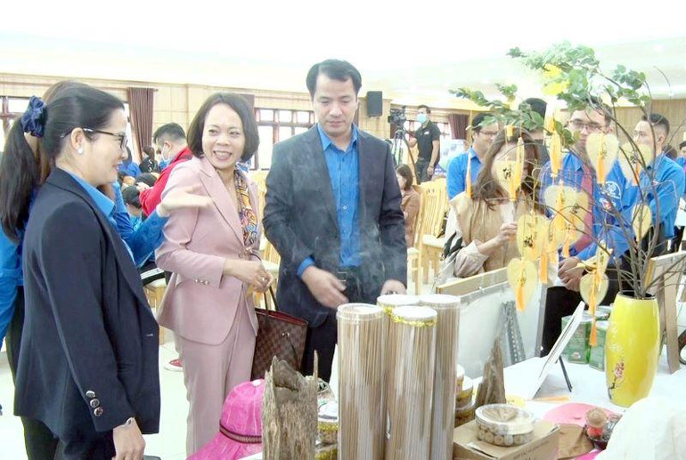 Các đại biểu tham quan gian hàng trưng bày các sản phẩm tham gia vòng chung kết cuộc thi.