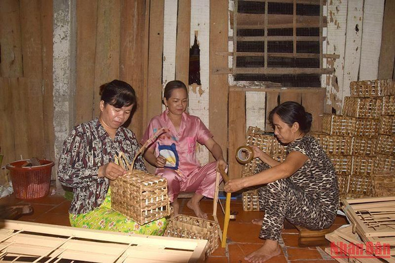 Tổ hợp tác đan lục bình Tâm Cúc tạo việc làm cho hàng chục hộ gia đình trong ấp.