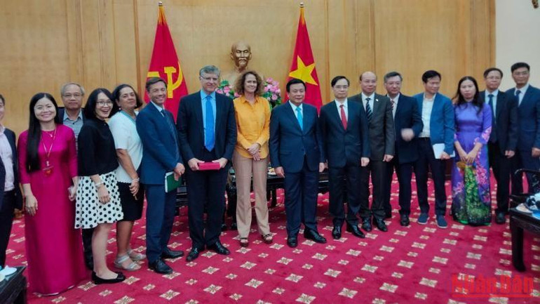 Đại diện hai bên chụp ảnh lưu niệm.