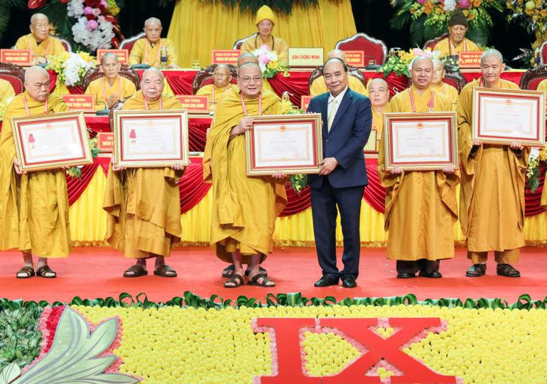 Chủ tịch nước Nguyễn Xuân Phúc trao tặng Huân chương Lao động hạng Nhì và hạng Ba cho các tập thể và cá nhân của Giáo hội Phật giáo Việt Nam.