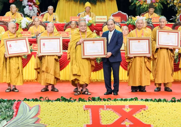 Chủ tịch nước Nguyễn Xuân Phúc trao tặng Huân chương Lao động hạng Nhì và hạng Ba cho các tập thể và cá nhân của Giáo hội Phật giáo Việt Nam.