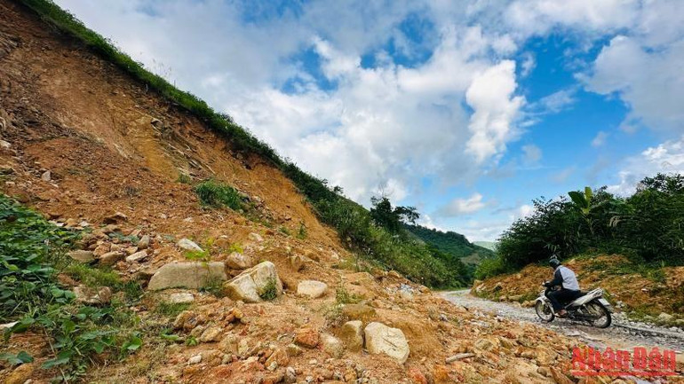 Sạt lở khoét vách núi tạo các lõm sâu nguy hiểm, hàng trăm khối đất đá tiếp tục đổ xuống đường vào khu dân cư thôn Nước Vương và Đak Doa, xã Sơn Liên.