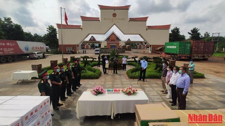 Ông Châu Văn Chi tham gia tiếp nhận hàng cứu trợ tại cửa khẩu, tháng 4/2021.