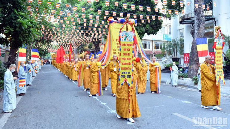 Nghi lễ cung nghinh chư tôn đức giáo phẩm Hội đồng Chứng minh, Hội đồng Trị sự Giáo hội Phật giáo Việt Nam đến dự đại hội.