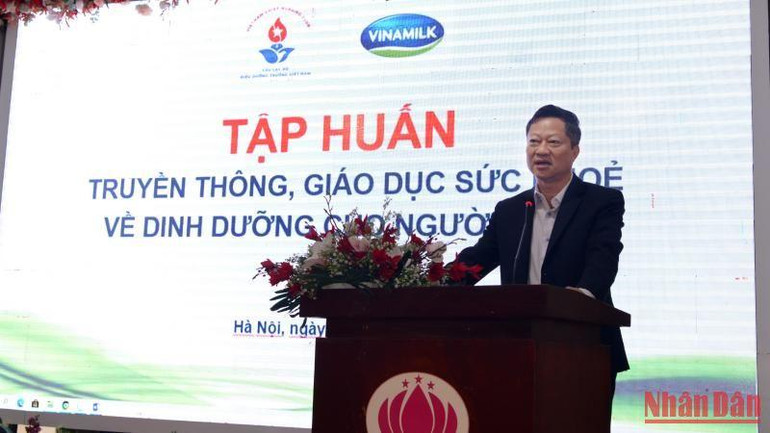 BSCKII. Hoàng Văn Thành, Chủ tịch Câu lạc bộ Điều dưỡng trưởng Việt Nam phát biểu tại chương trình tập huấn.