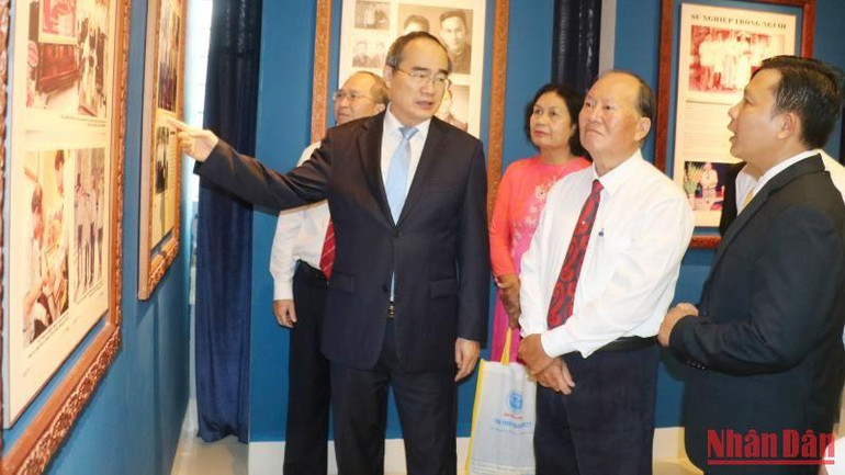 Đồng chí Nguyễn Thiện Nhân (trái) thăm khu trưng bày Quỹ học bổng “Ông bà Nguyễn Thiện Thành” tại Trường Đại học Trà Vinh.