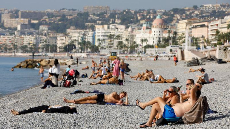 Người dân tận hưởng một ngày mùa thu ấm áp và đầy nắng trên bãi biển ở thành phố Nice, Pháp, ngày 27/10. (Ảnh: REUTERS) Người dân tận hưởng một ngày mùa thu ấm áp và đầy nắng trên bãi biển ở thành phố Nice, Pháp, ngày 27/10. (Ảnh: REUTERS)