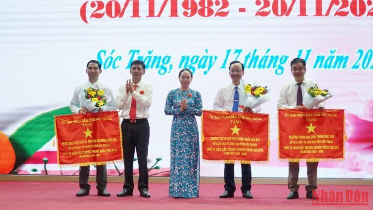 Tặng cờ thi đua cho các đơn vị tập thể trường xuất sắc. Tặng cờ thi đua cho các đơn vị tập thể trường xuất sắc.