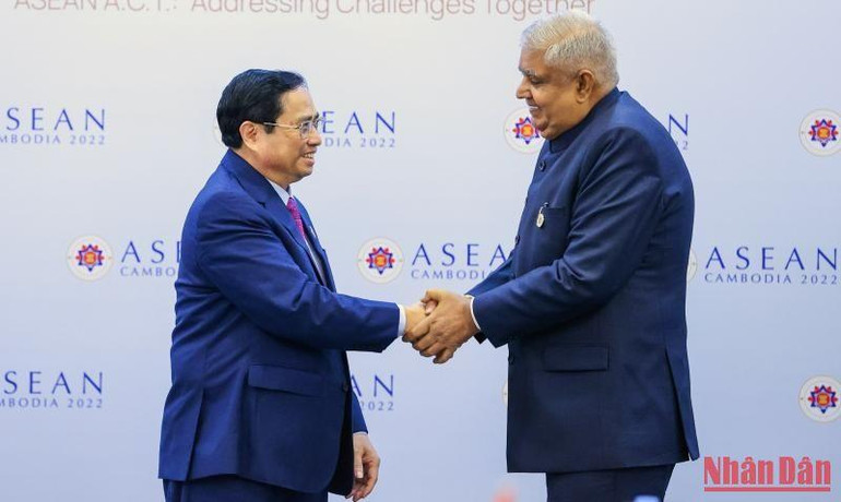 Thủ tướng Chính phủ Phạm Minh Chính và Phó Tổng thống Ấn Độ Jagdeep Dhankhar, ngày 12/11 tại Thủ đô Phnom Penh, Vương quốc Campuchia.